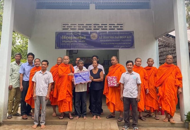 Gia đình ông Thạch Hoel tại ấp Con Lọp, xã Tân Hiệp trong buổi lễ bàn giao nhà Đại đoàn kết