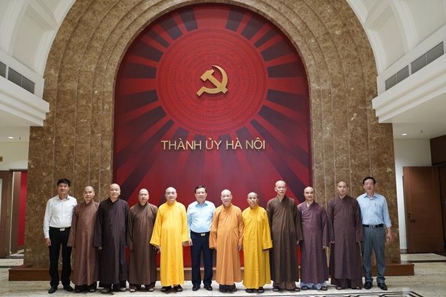 Đoàn chụp ảnh lưu niệm