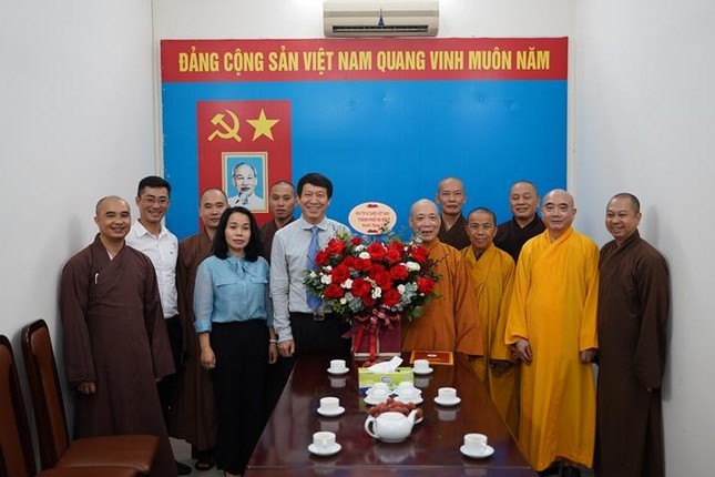 Ban Trị sự GHPGVN TP.Hà Nội tặng hoa cảm ơn Ban Tôn giáo thành phố