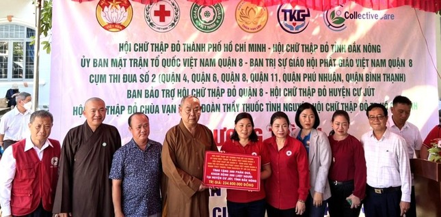 Thượng tọa Thích Huệ Công thay mặt đoàn trao bảng tượng trưng đến đại diện Hội Chữ thập đỏ huyện Cư Jút, tỉnh Đắk Nông Thượng tọa Thích Huệ Công thay mặt đoàn trao bảng tượng trưng đến đại diện Hội Chữ thập đỏ huyện Cư Jút, tỉnh Đắk Nông