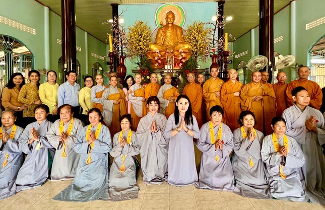 Ban Trị sự Phật giáo huyện Bình Chánh cùng các Phật tử cúng dường trường hạ Ban Trị sự Phật giáo huyện Bình Chánh cùng các Phật tử cúng dường trường hạ