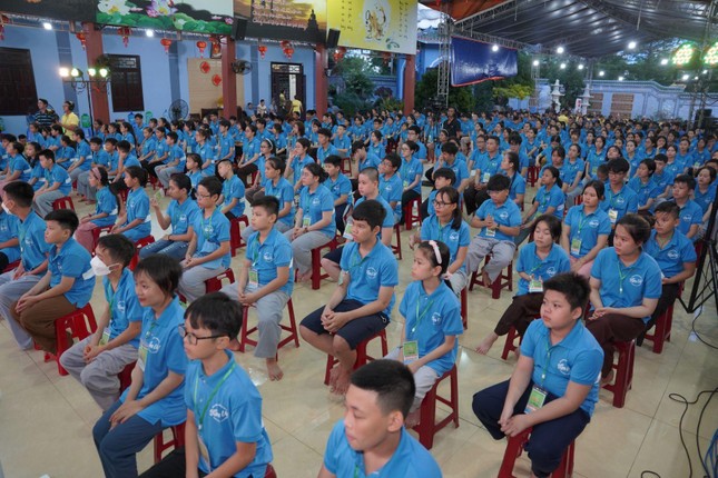 Các bạn trẻ tham dự khóa tu Các bạn trẻ tham dự khóa tu