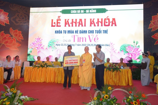 Trao bảng tượng trưng số tiền 60 triệu đồng hỗ trợ xây nhà tình nghĩa Trao bảng tượng trưng số tiền 60 triệu đồng hỗ trợ xây nhà tình nghĩa