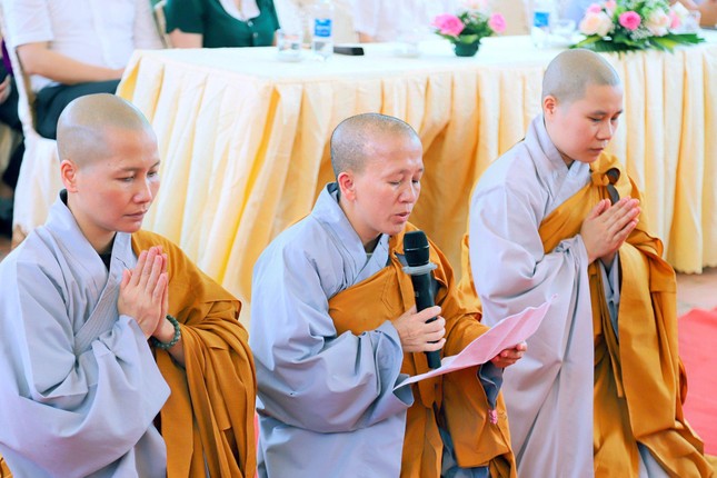 Sư cô Thích nữ Diệu Nga dâng lời phát nguyện Sư cô Thích nữ Diệu Nga dâng lời phát nguyện