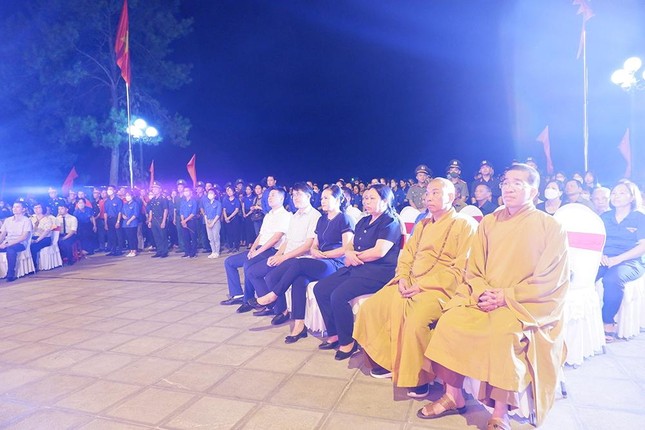 Chư tôn đức, các đại biểu tham dự buổi lễ Chư tôn đức, các đại biểu tham dự buổi lễ