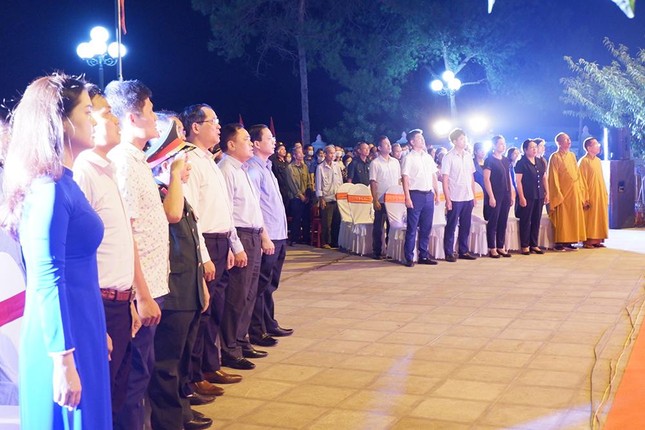 Phút mặc niệm tưởng nhớ các anh hùng, liệt sĩ Phút mặc niệm tưởng nhớ các anh hùng, liệt sĩ