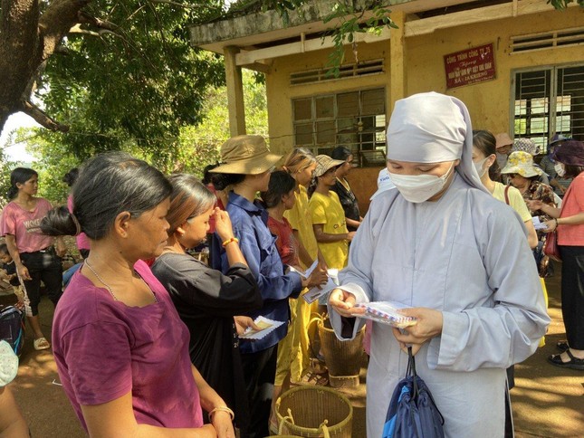 Sư cô Thích nữ Như Hướng, trụ trì chùa Hoa Nghiêm tận tay trao quà đến người dân