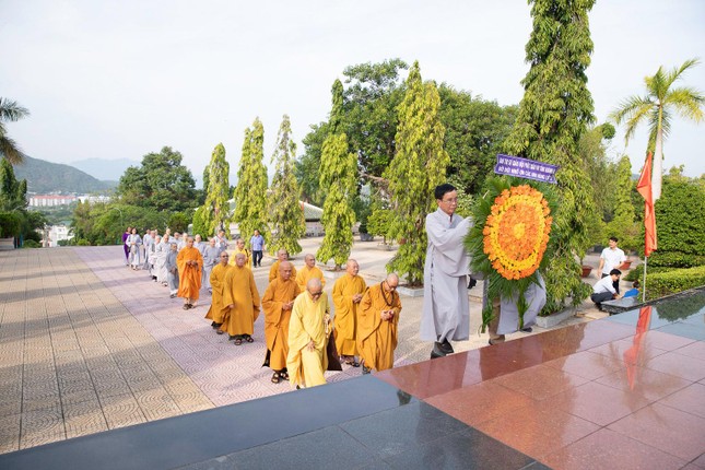 Đoàn Ban Trị sự GHPGVN tỉnh Khánh Hòa dâng hoa viếng anh linh các anh hùng, liệt sĩ
