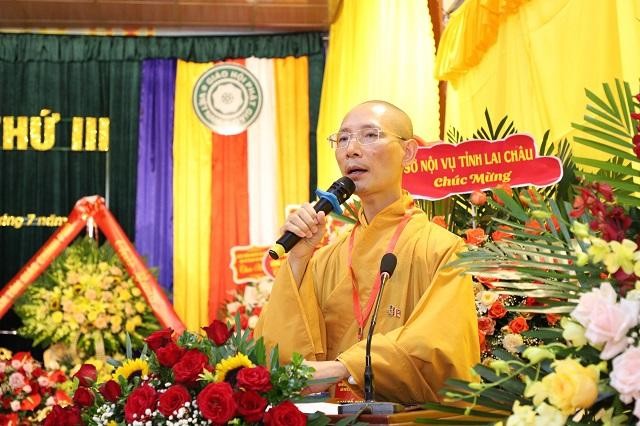 Đại đức Thích Đạo Ngộ đọc dự thảo phương hướng hoạt động Phật sự nhiệm kỳ III (2022-2027) của Ban Trị sự GHPGVN tỉnh Lai Châu