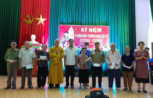 Chư Tăng chùa An Thái trao 10 phần quà đến gia đình chính sách, người có công cách mạng Chư Tăng chùa An Thái trao 10 phần quà đến gia đình chính sách, người có công cách mạng