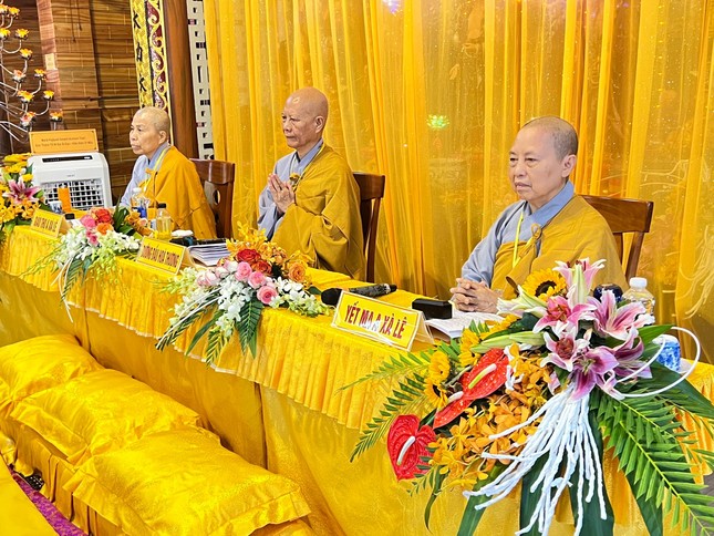 Tam sư đàn Tỳ-kheo-ni