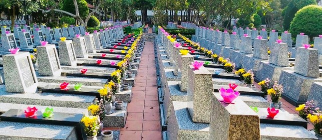 Thắp nến tri ân trên các mộ phần liệt sĩ Thắp nến tri ân trên các mộ phần liệt sĩ