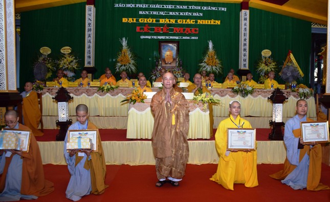 Các giới tử thủ khoa nhận Bằng khen Các giới tử thủ khoa nhận Bằng khen