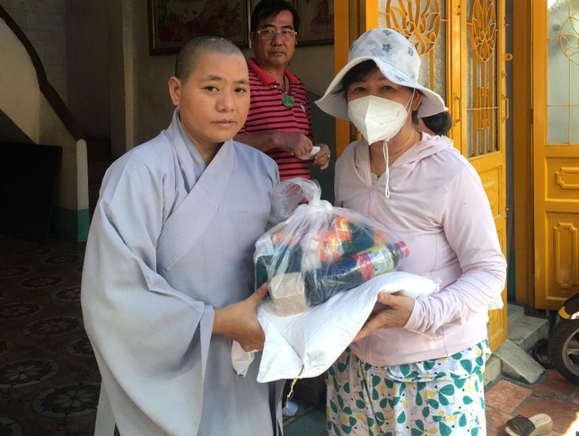 Trao quà đến bà con khó khăn