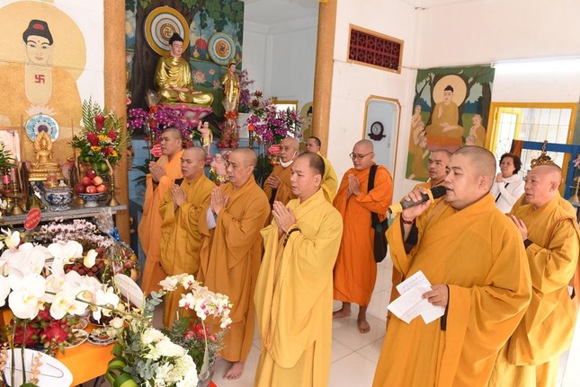 Chư tôn đức nhất tâm cầu nguyện