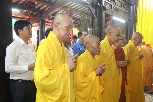 Chư tôn đức, đại biểu chính quyền thắp hương tưởng niệm Chư tôn đức, đại biểu chính quyền thắp hương tưởng niệm