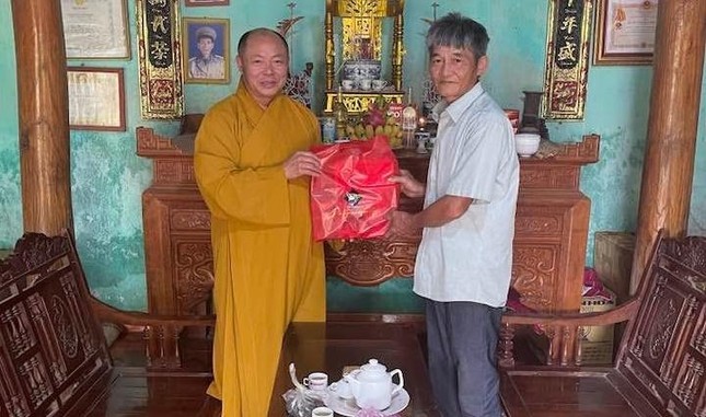 Thượng tọa Thích Tâm Định trao quà đến các gia đình chính sách trên địa bàn huyện Cẩm Thủy Thượng tọa Thích Tâm Định trao quà đến các gia đình chính sách trên địa bàn huyện Cẩm Thủy