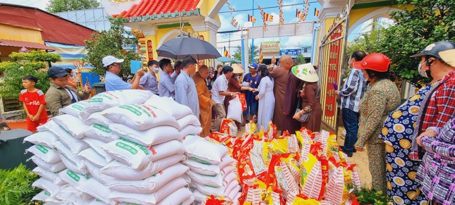 Tặng quà đến bà con khó khăn Tặng quà đến bà con khó khăn