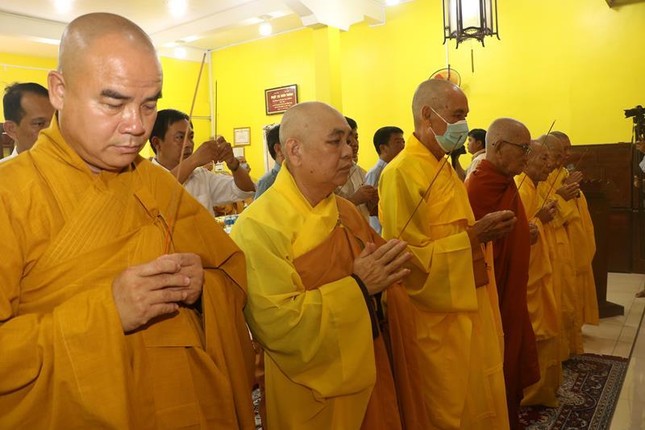 Chư tôn đức cùng đại biểu chính quyền dâng hương tưởng niệm