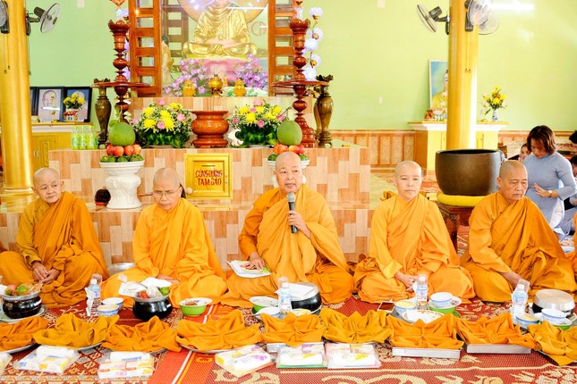 Ni trưởng Thích nữ Diệu Liên ban đạo từ tại buổi lễ