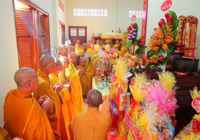 Chư tôn đức thắp hương tưởng niệm cố Hòa thượng Thích Huệ Hiển Chư tôn đức thắp hương tưởng niệm cố Hòa thượng Thích Huệ Hiển