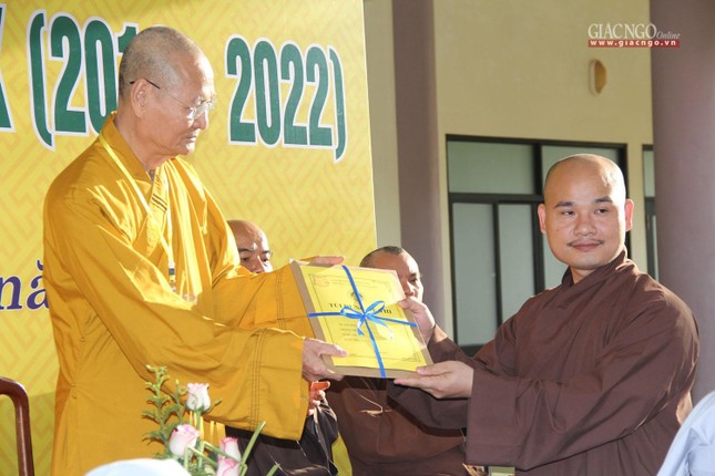 Trao đề thi tốt nghiệp đến giám thị