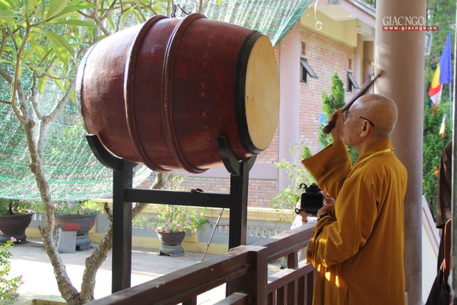 Hòa thượng Thích Quang Nhuận khai trống thi