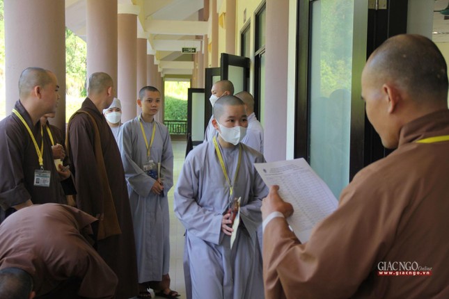 Thí sinh làm thủ tục vào phòng thi