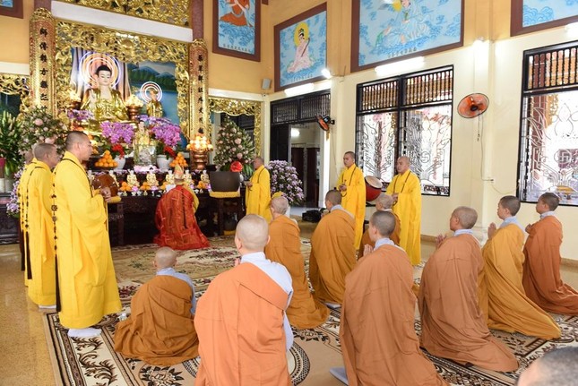 Ban Kinh sư thực hiện nghi thức cúng ngọ Ban Kinh sư thực hiện nghi thức cúng ngọ