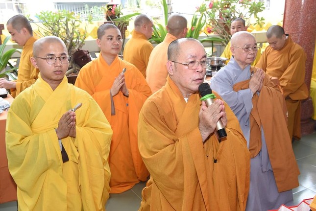 Thượng tọa Thích Đạt Đức dâng lời tác bạch Thượng tọa Thích Đạt Đức dâng lời tác bạch