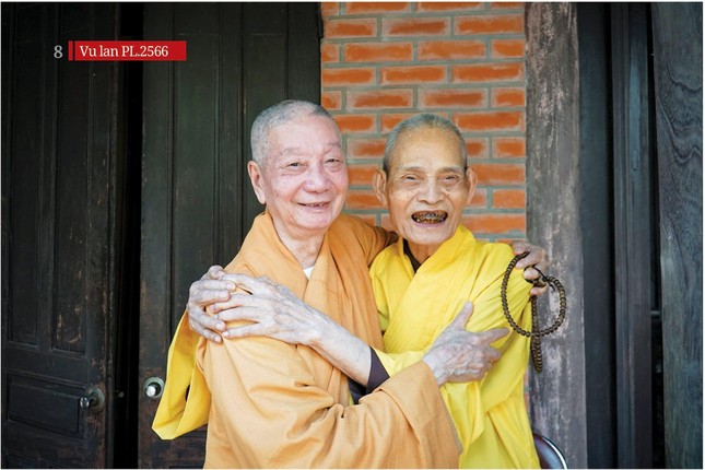 Tất cả ngôn ngữ, hình tướng khác biệt đã tan chảy; chỉ còn lại đây sự cảm thông của hai tâm hồn vì Đạo và hình như đã gặp nhau từ nhiều đời nhiều kiếp trước... - Ảnh: Hoàng Độ/BGN Tất cả ngôn ngữ, hình tướng khác biệt đã tan chảy; chỉ còn lại đây sự cảm thông của hai tâm hồn vì Đạo và hình như đã gặp nhau từ nhiều đời nhiều kiếp trước... - Ảnh: Hoàng Độ/BGN