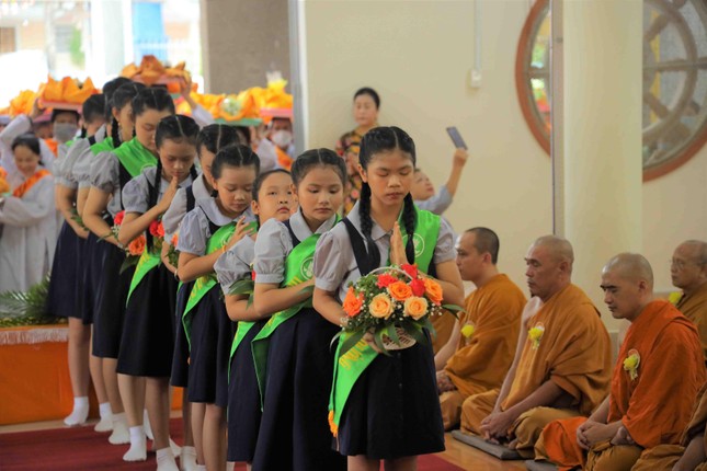 Các em Gia đình Phật tử dâng hoa cúng dường Các em Gia đình Phật tử dâng hoa cúng dường