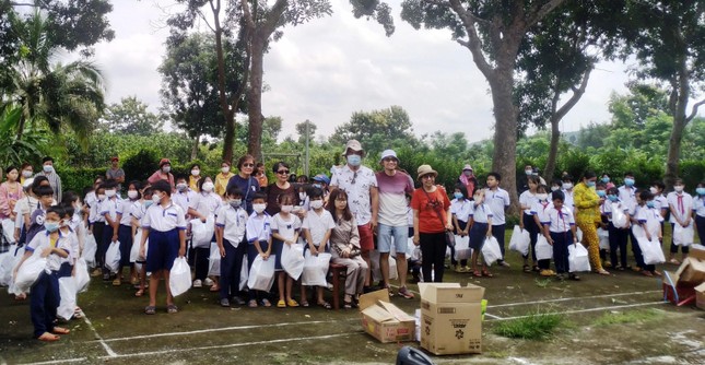 Trao quà đến các em học sinh Trường Tiểu học Hoàng Hoa Thám Trao quà đến các em học sinh Trường Tiểu học Hoàng Hoa Thám
