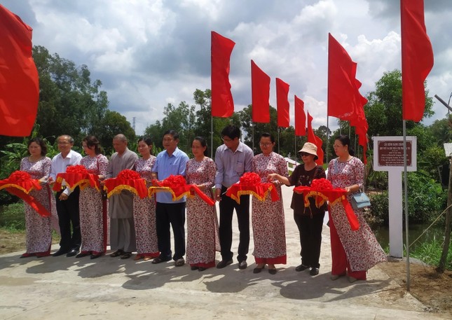 Cắt băng khánh thành cây cầu Kênh Hành Chánh 2 Cắt băng khánh thành cây cầu Kênh Hành Chánh 2