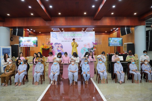 Cắt tóc cho các cụ già ở Mái ấm tình thương