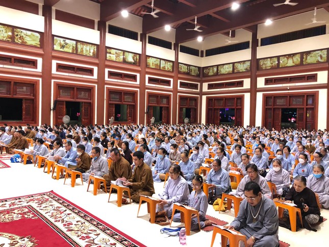 Phật tử về chùa Diệc tụng kinh Vu lan hàng đêm Phật tử về chùa Diệc tụng kinh Vu lan hàng đêm