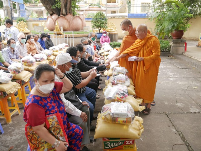 Hòa thượng Minh Lộc tân tay trao quà đến Hội Người mù quận Bình Thạnh