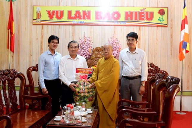 Đoàn lãnh đạo Ủy ban MTTQVN tỉnh Trà Vinh tặng quà chúc mừng Đại lễ Vu lan Phật lịch 2566 Đoàn lãnh đạo Ủy ban MTTQVN tỉnh Trà Vinh tặng quà chúc mừng Đại lễ Vu lan Phật lịch 2566
