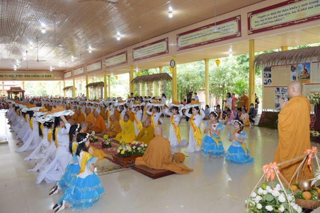 Phật tử thành kính dâng cúng pháp y Phật tử thành kính dâng cúng pháp y