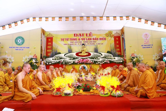 Chư tôn giáo phẩm chứng minh và tham dự buổi lễ Chư tôn giáo phẩm chứng minh và tham dự buổi lễ