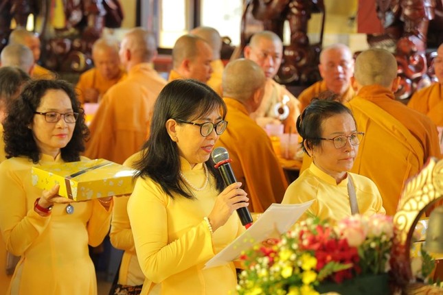 Đại diện Phật tử tác bạch cúng dường pháp y Đại diện Phật tử tác bạch cúng dường pháp y