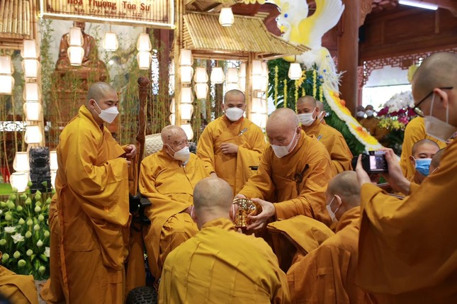 Chư tôn đức dâng quà mừng khánh tuế Đức Trưởng lão Hòa thượng tròn 99 tuổi