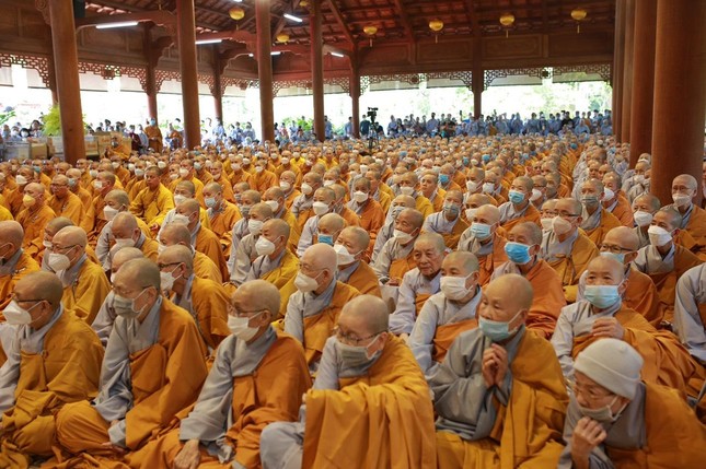 Chư tôn đức Ni tham dự buổi lễ