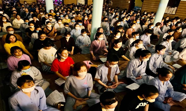 Phật tử ngồi thiền theo dõi hơi thở, an tịnh thân tâm Phật tử ngồi thiền theo dõi hơi thở, an tịnh thân tâm