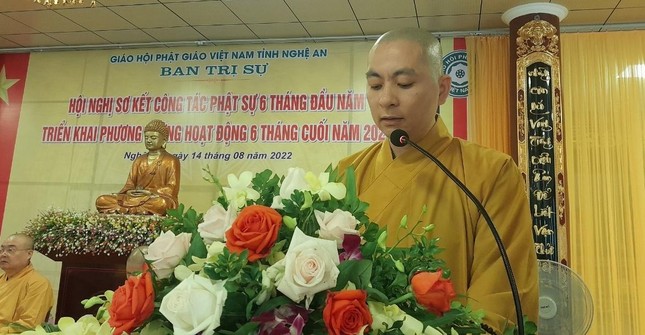 Đại đức Thích Tâm Thành trình bày dự thảo báo cáo sơ kết công tác 6 tháng đầu năm 2022 Đại đức Thích Tâm Thành trình bày dự thảo báo cáo sơ kết công tác 6 tháng đầu năm 2022