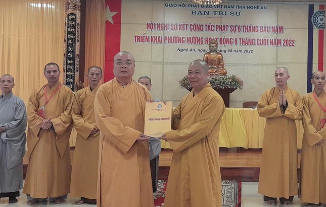 Hòa thượng Thích Thanh Nhiễu trao quyết định đến các thành viên Ban Trị sự GHPGVN tỉnh Nghệ An Hòa thượng Thích Thanh Nhiễu trao quyết định đến các thành viên Ban Trị sự GHPGVN tỉnh Nghệ An