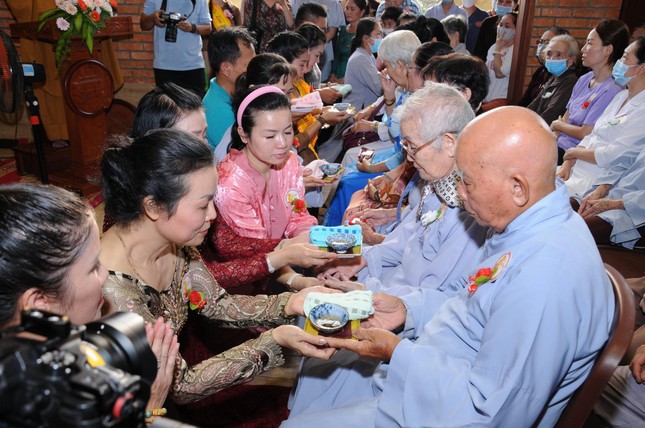 Dâng trà lên cha mẹ Dâng trà lên cha mẹ