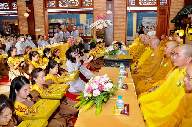 Phật tử dâng cúng pháp y Phật tử dâng cúng pháp y