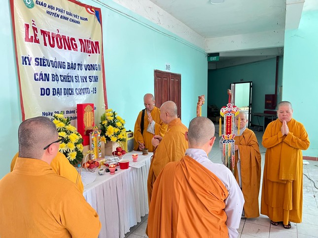 Chư tôn đức thắp hương, cử hành các nghi thức rước linh vị Chư tôn đức thắp hương, cử hành các nghi thức rước linh vị