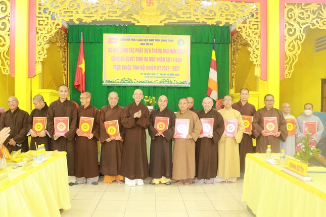 Trao quyết định chuẩn y nhân sự 11 ban trực thuộc Ban Trị sự GHPGVN tỉnh, nhiệm kỳ 2022-2027